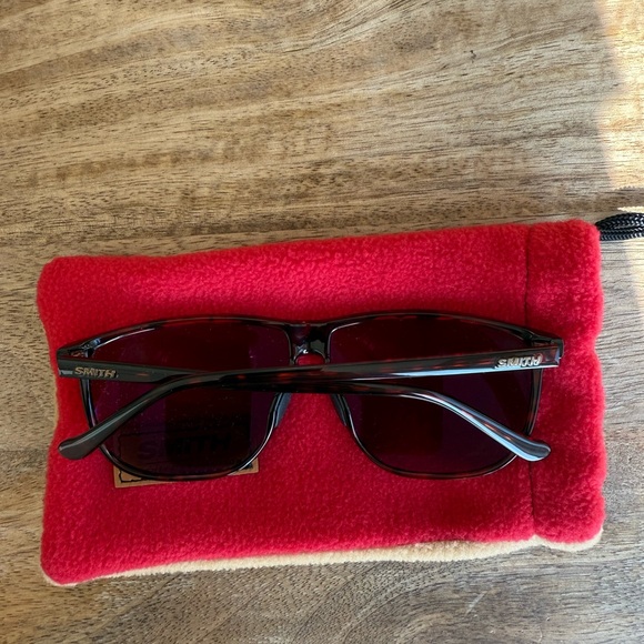 SMITH Black Sunglasses with Red Pouch - Picture 3 of 3